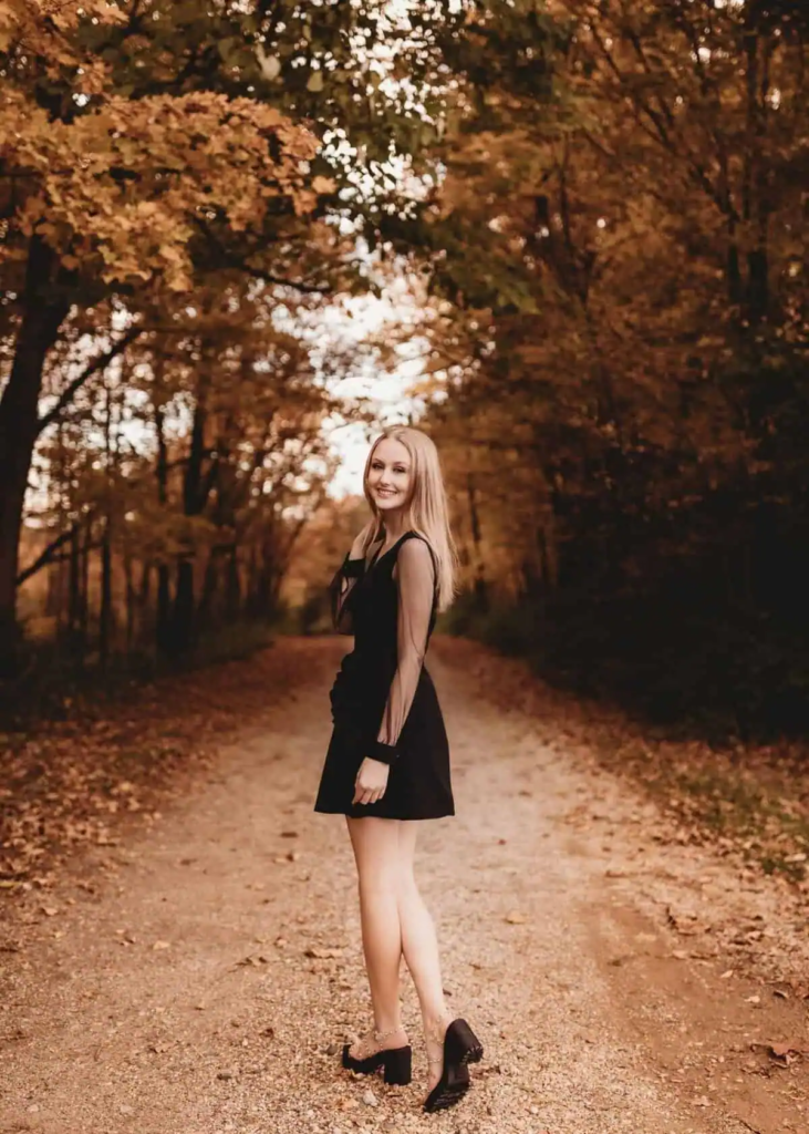 18. Classic Black Dress For Autumn Walks