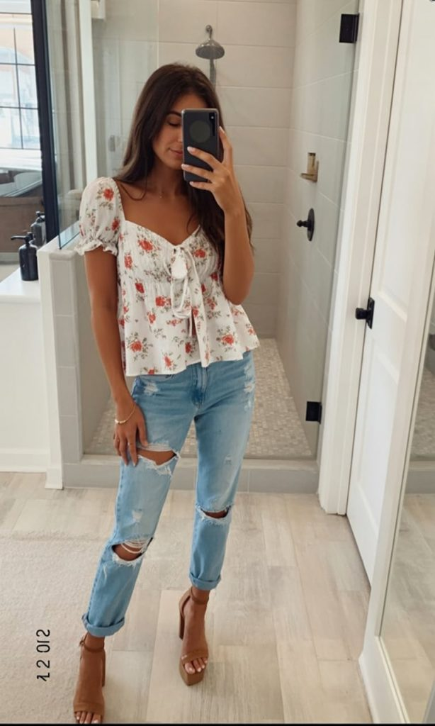 7. Sweet Floral Top + Relaxed Jeans For A “Cute But Real” Day