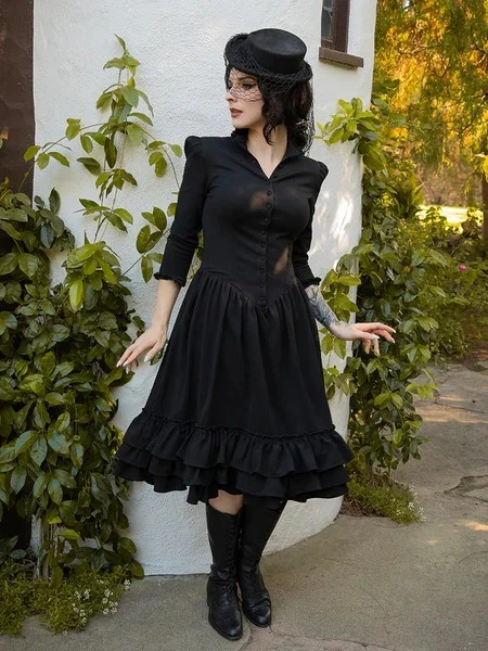 19. Victorian-Inspired Goth Elegance