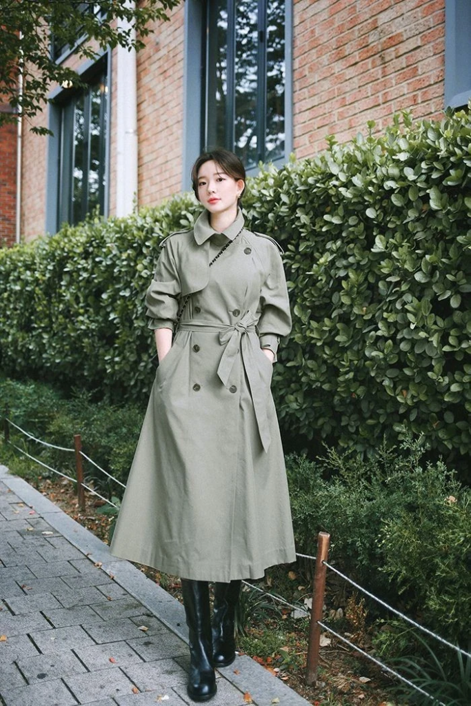 Classic Trench Coat With Sleek Boots