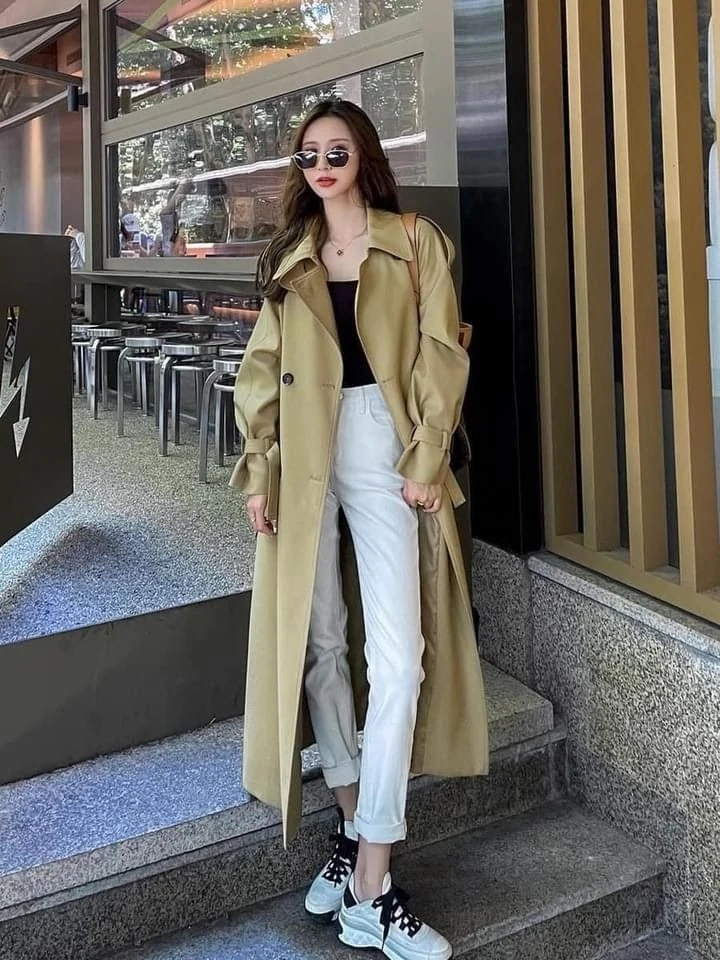 Classic Trench Coat With Crisp Whites